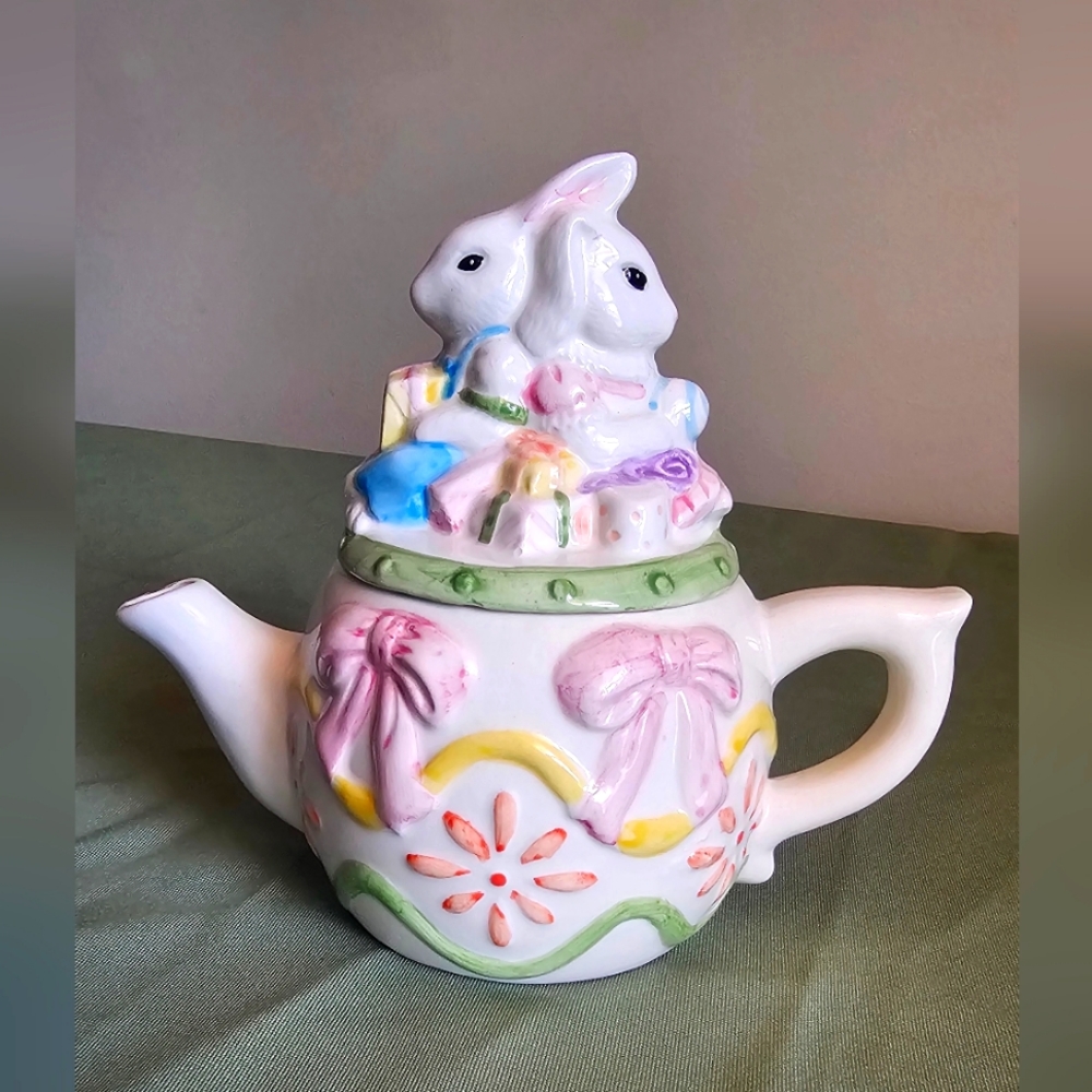Ceramic Teapot. Collectible. Easter. Bunnies.